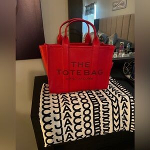 Selling my RED LEATHER MEDIUM TOTE BAG l only used it once.